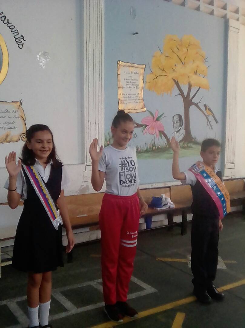 RosaInsParada1's tweet photo. Juramentación de la Vocería Estudiantil. Escuela bolivariana"Pedro María Morantes"municipio San Cristóbal @PdeOrientacion @ZonaEducTachira @charlychaves @JauaMiranda https://t.co/8likPGsGbU