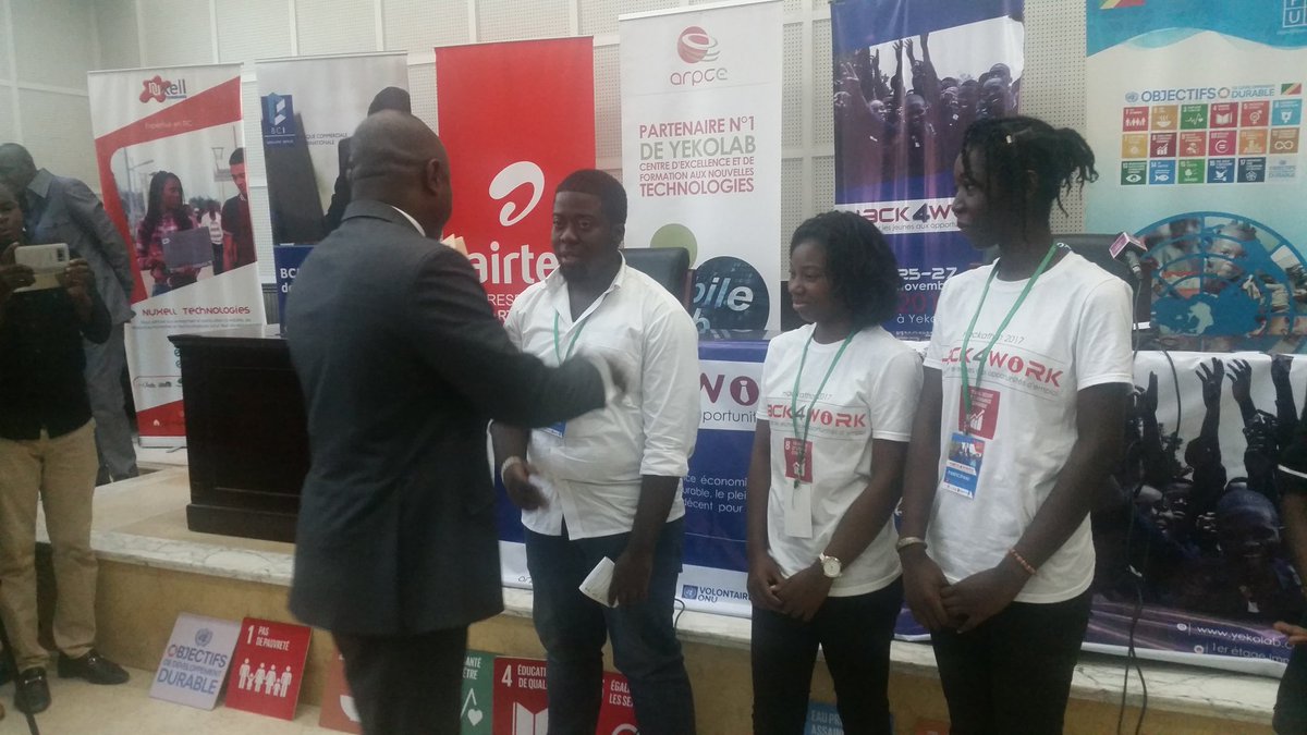 eternel_james's tweet photo. Remise de prix au groupe gagnant flash #Hack4Work #ChezMoiAuCongo @ARPCECongo @LeonJuste https://t.co/P4Ss6Vj2Ou