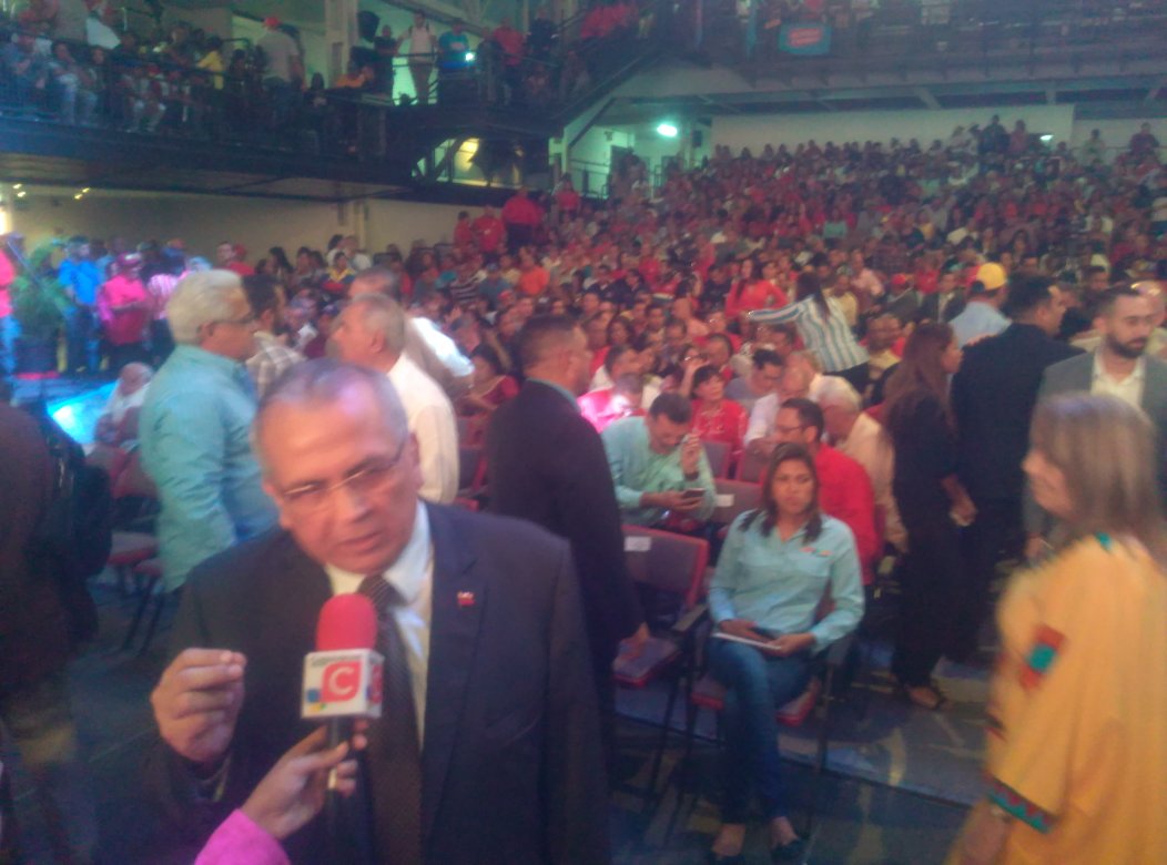 PsuvSF's tweet photo. Todo listo para recibir al próximo gobernador del Estado Zulia OMAR PRIETO en la presentación del plan de gobierno desde el Teatro Lía Bermudez #OmarEsFuturoSeguro https://t.co/skbRWnyB5R