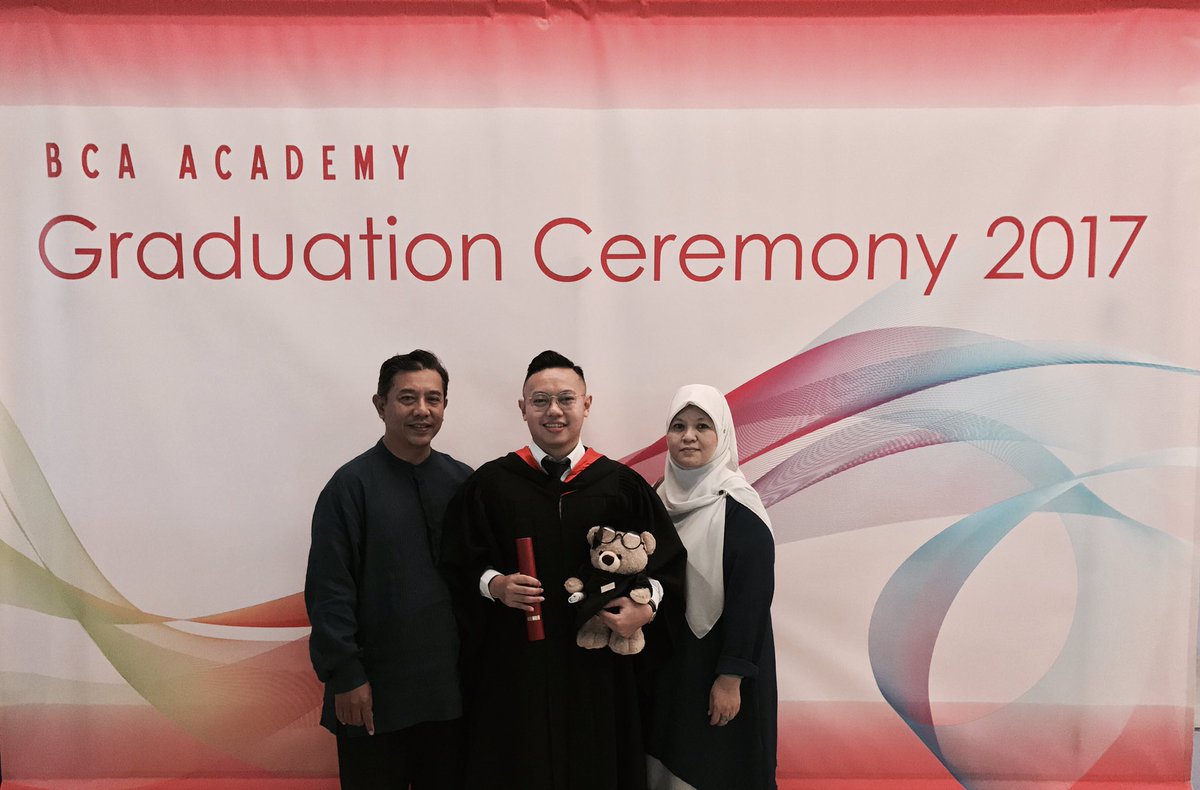 iamAzriYusri's tweet photo. Doubt me now.🎓👲🏻🎓
#jengjengjeng https://t.co/W0hXDkXXFA