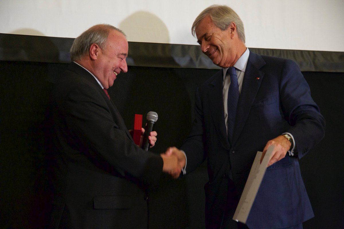 IndustrieFrance's tweet photo. Cérémonie #Chaptal2017 Incroyable moment d'émotion le Grand #Chaptal2016 Vincent #Bolloré remet sa médaille au Grand #Chaptal2017 Thierry de La Tour d'Artaise @GroupeSEB #Encouragement #Transmission @oliviermousson #HotelIndustrie https://t.co/g4UNlV5ZAj