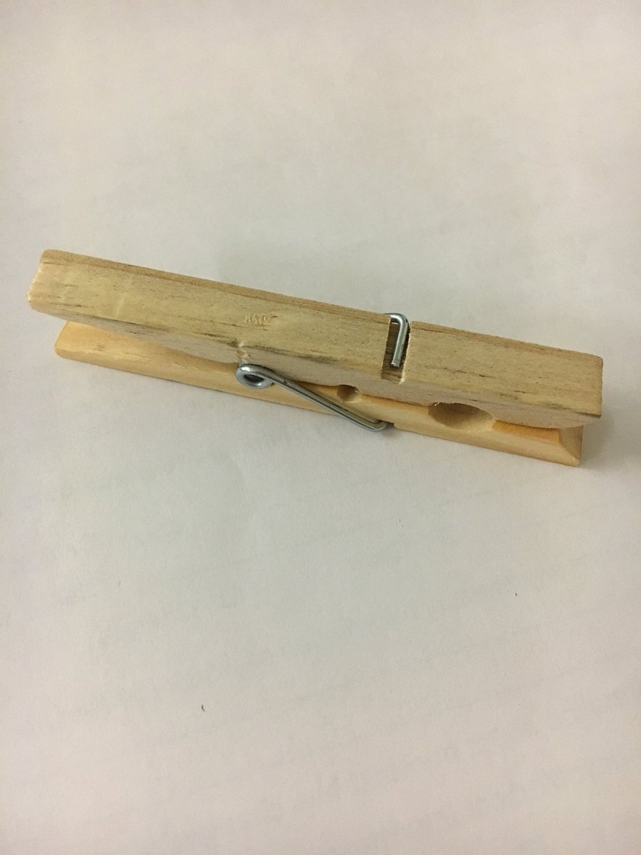 mskpower's tweet photo. How can this little pin give me such a huge amount of anxiety?? @HaydenHuskies #dontgetpinned https://t.co/6OW9TEzRrl