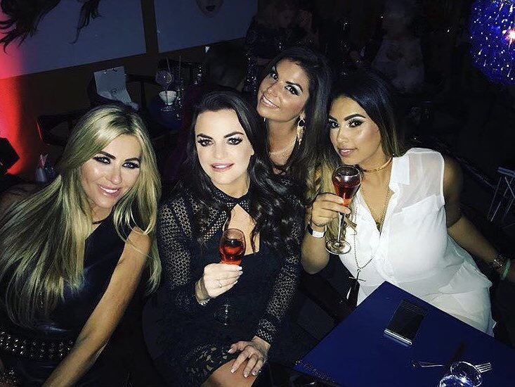 Yu_Alderleyedge's tweet image. Sundays should come with a pause button. The Parea Brunch yesterday was great fun, live PA from @nerminapietersmekic and working with @thestyle_loungeae_ @pinktigerevents @milkshakeboutique @ivyislandjewellery, we look forward to seeing you all soon. Photo by @michellejames1983🥂