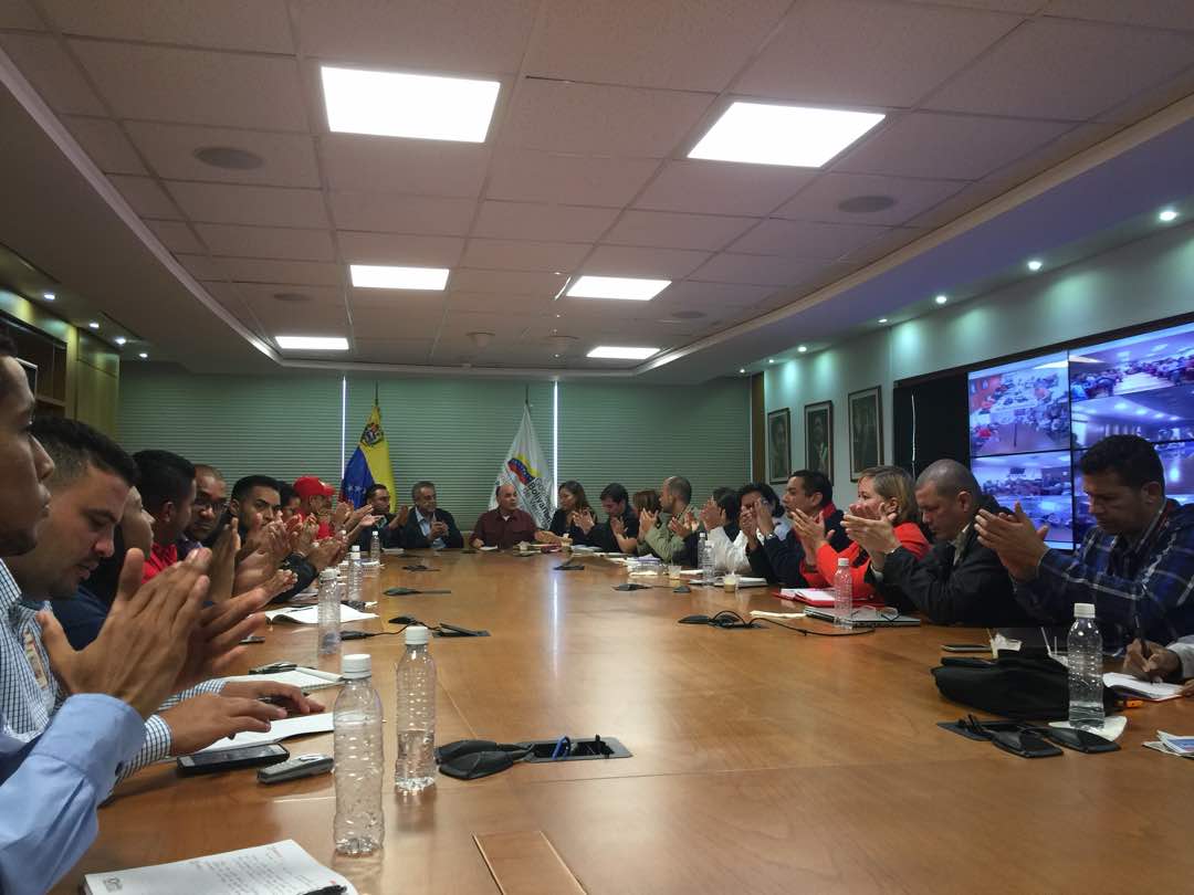 Marcos_PDVSA's tweet photo. ¿Quienes rescatarán nuestra empresa?, ¡¡Pues nadie más que nosotros!! si alguien quiere pertenecer a la industria tendrá que ser un patriota, revolucionario y fiel a los ideales Bolivarianos y Socialistas #27Nov #ccs #Venezuela #limpieszaenpdvsa https://t.co/X7YYIAQHBE