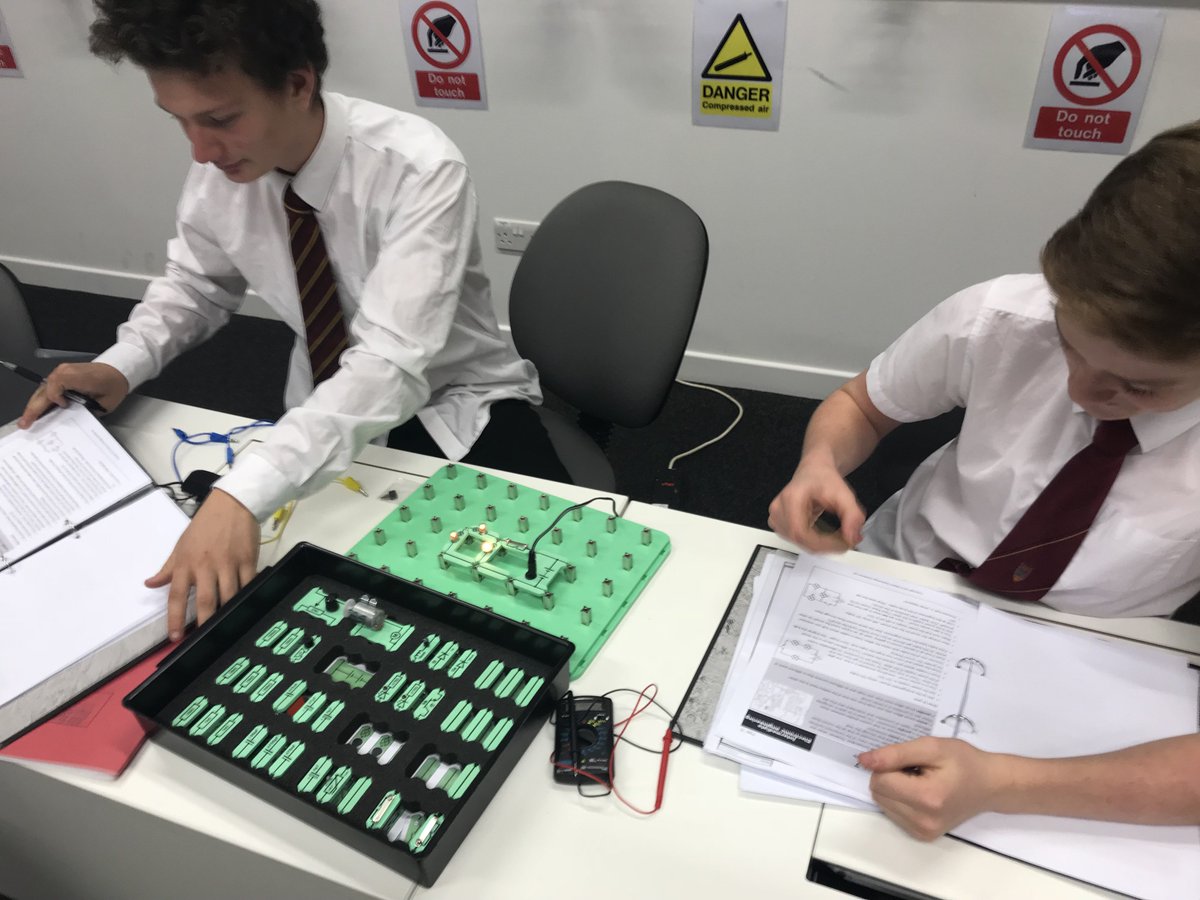 HarrisTechnical's tweet image. Senior pupils were learning about #Thermistors and #LightDependingResistors using @MatrixTSL Locktronics equipment today in National 4/5 Engineering Science @harrisacdundee @DYW_DA #Electronics #Engineers #STEM