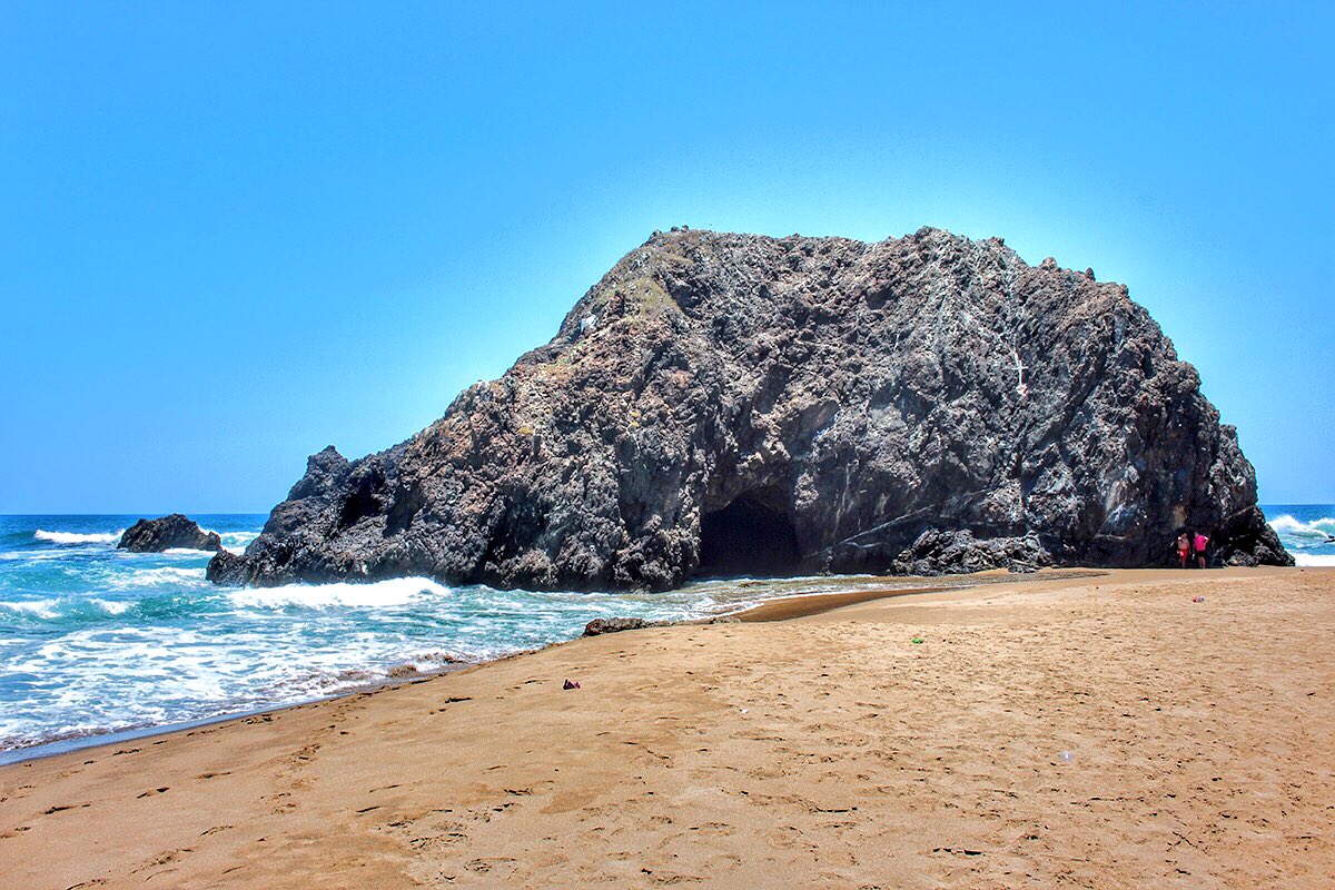 Sectur_Guerrero's tweet photo. Buenos días desde la monumental Playa Piedra de Tlacoyunque en @bahiasdepapanoa, #Tecpan tiene hermosos lugares para ofrecernos que no debes de dejar de visitar.

#FelizLunes https://t.co/4rNsWbJDah