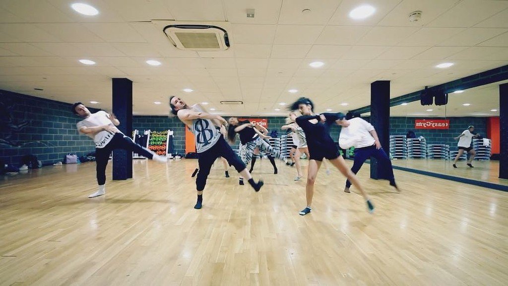 brendonhansford's tweet photo. My choreography to @shawnmendes #ThreeEmptyWords filmed at @easygym
.
Dancers: @yiotatheo_dance @mikepacey91 @benjaminibbott @_clairestreet @fitbyflo_ @abigailparke @jasmine_stickley @rebeccarolphx
.
#dancevideo #danceclass #brendonhansford #shawnmendes https://t.co/7eCkZR1kgg https://t.co/081AdCNNmX