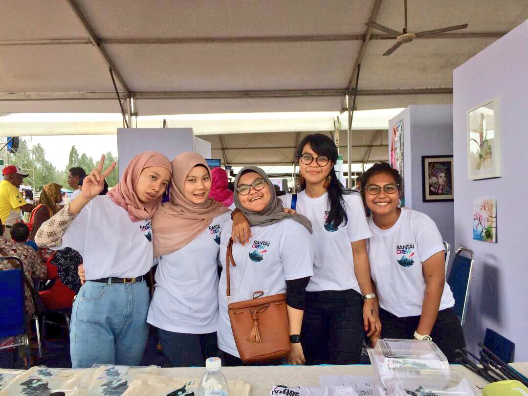 EJsafari's tweet photo. Wanita berhalkum π Aku yang kemain tinggi sikit dari mereka haha. Comel je kalianπβ₯οΈ Jumpa di IM4U Puchong 16&17 Dec ni ok geng ππ½Kita layan arts, music & vendor yg terbaik π€ Bawa geng datang konvoi p sana naaa. Merch Rantai pun ada dijual kt sana #rantai17 #rantaicrew https://t.co/afLXcRytm5