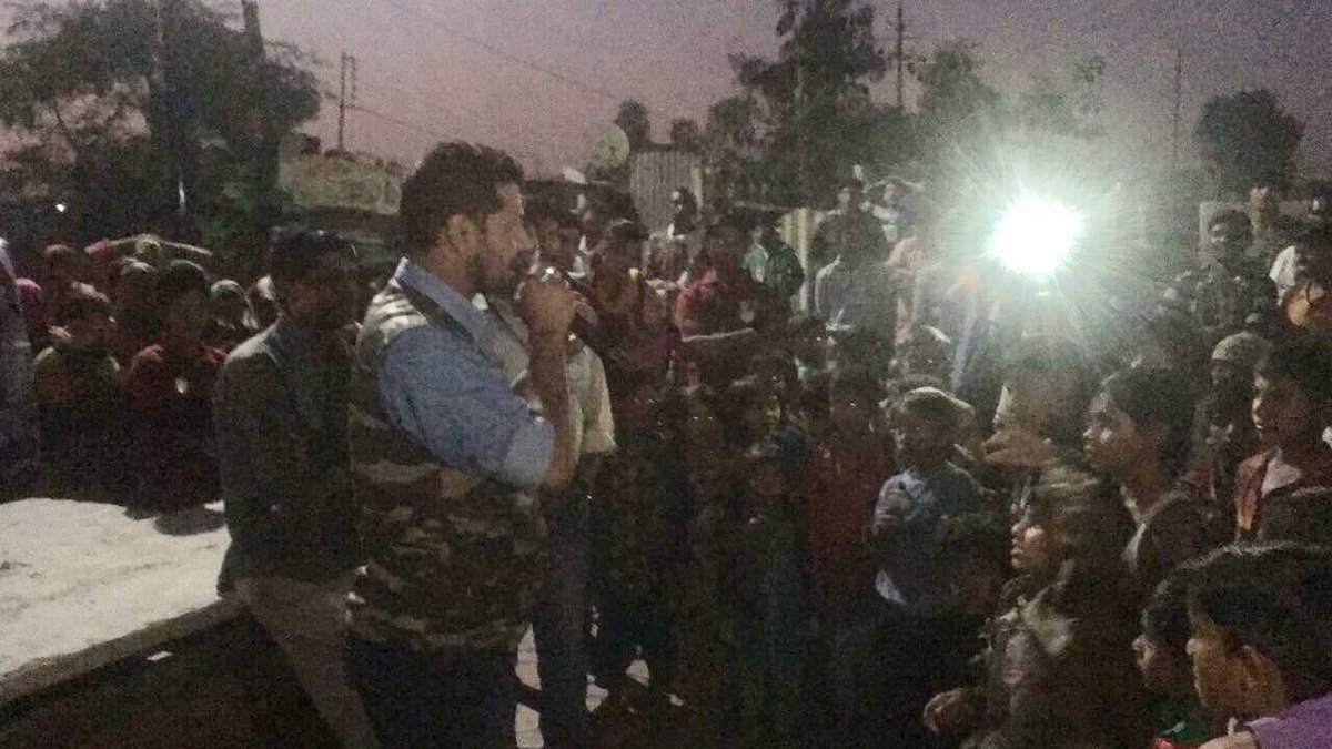 drpunitofficial's tweet photo. #IndoreRahegaNo1 #CleanlinessAwarenessCampaign by #BrandAmbassador @drpunitofficial in #SlumArea #रस्सी_मैदान_दीपमाला_ढाबे_के_पीछे_लवकुश_चौराहे_के_समीप_सांवेर_रोड_इंदौर। #ODF #Campaign #UseOfModulerToilets #sbmump1 #swachhIndore #SwachhSurvejshan2018 #MyCleanIndia @GaurMalini https://t.co/EUVPRINFg6