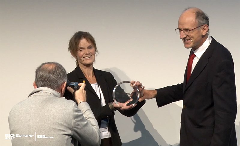 Su's award at the International NanoMedicine Awards in Berlin earlier this month. CLICK FOR VIDEO! lifnano.com/news.shtml #LetsBeatMS
