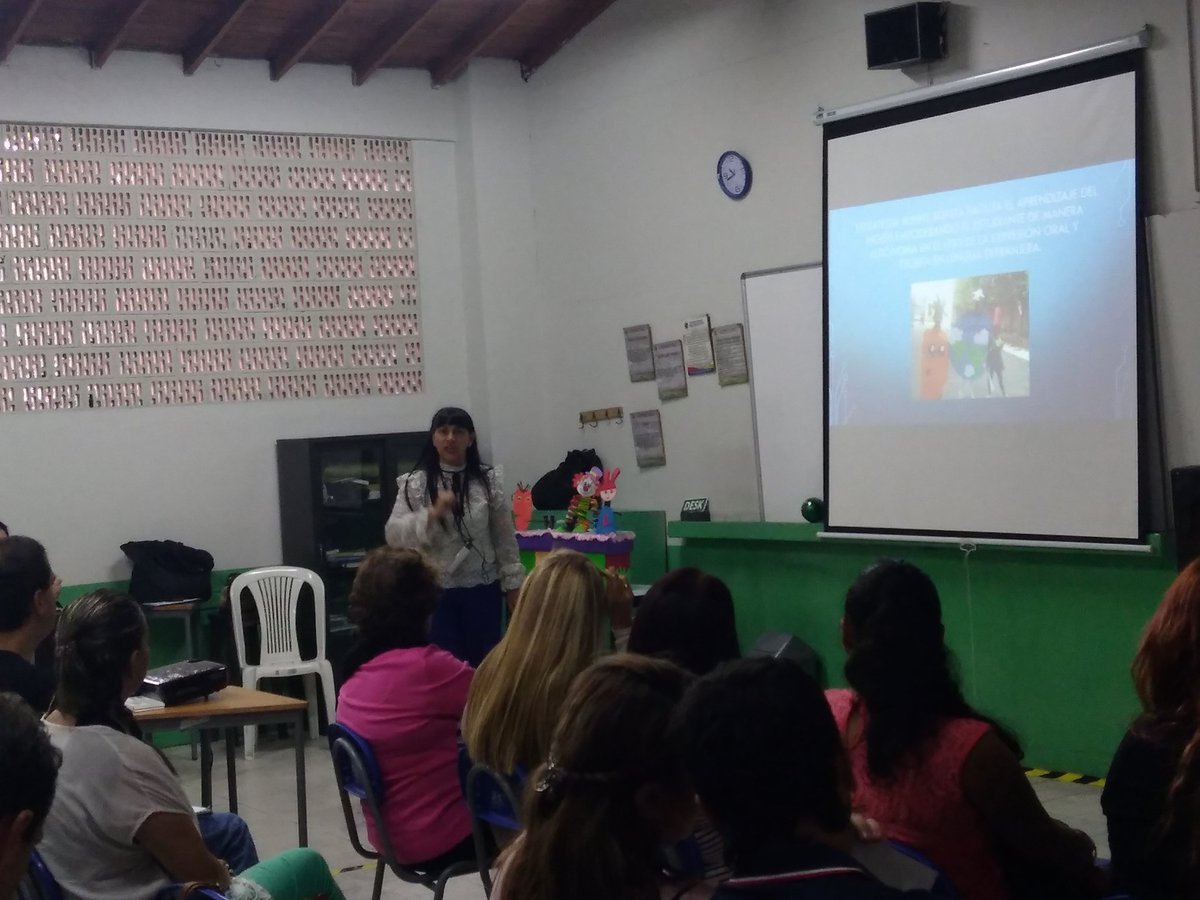 crespayfeliz's tweet photo. Nancy Florez #ItagüíSpeaksEnglish compartiendo su experiencia integrando áreas del conocimiento con Bunny Bonita 😊 @PlanTESO https://t.co/K2iCre2r4U