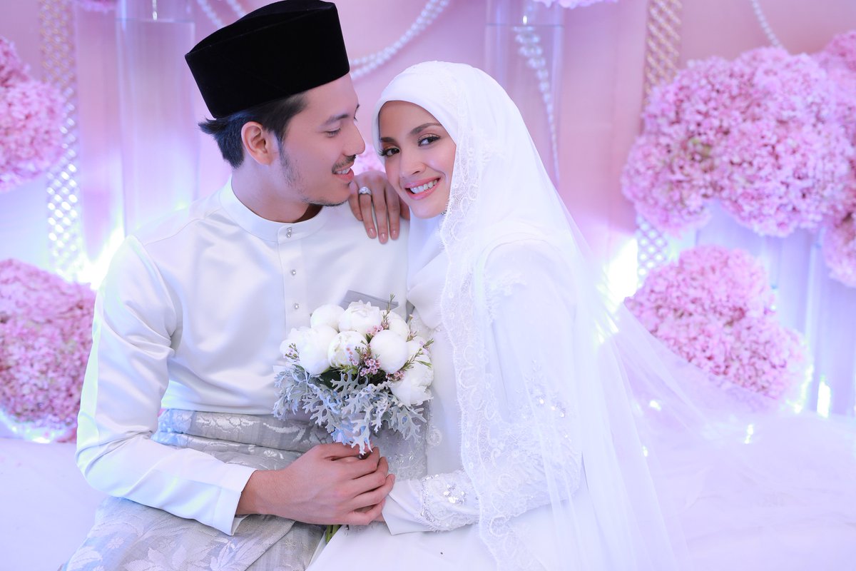 bharianmy's tweet image. Selamat Pengantin Baharu Fattah dan Fazura. Mereka sah bergelar suami isteri pada majlis pernikahan di sebuah hotel di ibu negara malam ini

#fattzura