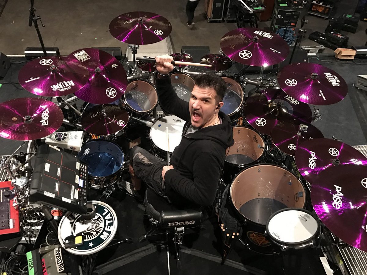 Huge Happy Birthday to Charlie Benante <a href="/skisum/">Charlie Benante</a> 🎂🤘