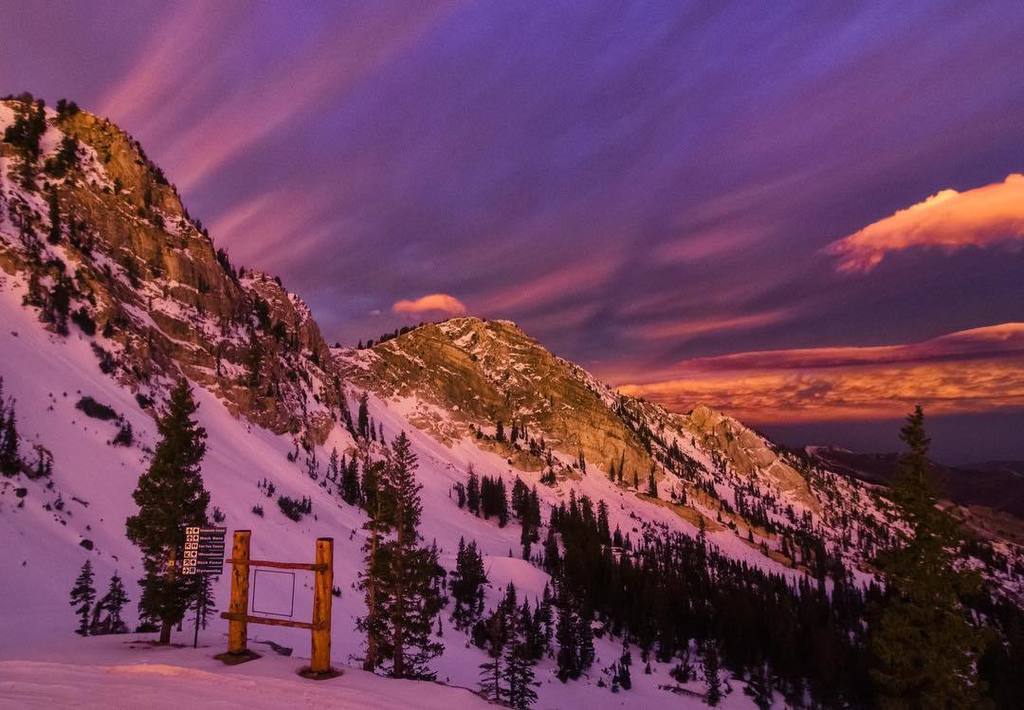 SolitudeMTN's tweet photo. Check out the sunrise this morning from the top of Summit! #solitudemountain #bigcottonwoodcanyon #saltlake #utah #skiutah #PureSolitude https://t.co/mHgdonxK9F