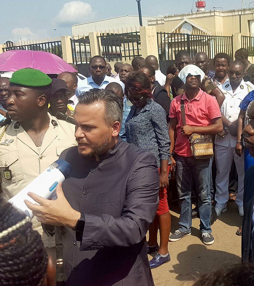 TeamBLAGabon's tweet photo. Confiant du message porter par le Directeur de Cabinet du @PresidendABO , les syndicalistes des régies financières stoppent leur grève. #Gabon #TeamBLA @BriceLaccruche @SteedRey https://t.co/Vz9bd8qeNS