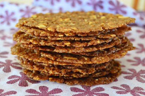 QuestNL's tweet photo. Wat is het verhaal achter de jodenkoek, sprits en kletskop? #Kletskoppen zijn vernoemd naar een schimmelinfectie, vanwege de gelijkenis met een schurftachtige huid. https://t.co/lNTKYw9MNF https://t.co/NFBRAy8zMH