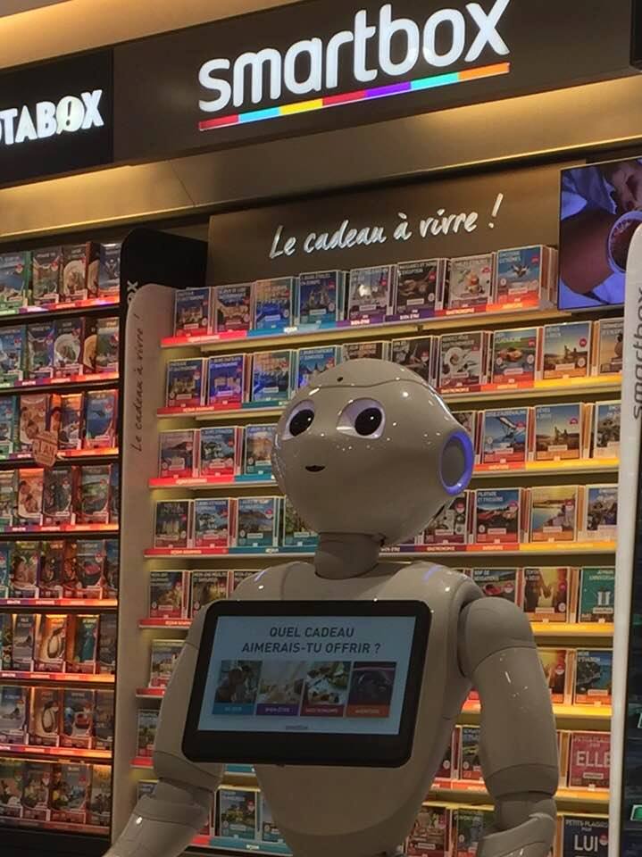 PepperTheRobot's tweet photo. Depuis vendredi, j'ai rejoint le rayon #SMARTBOX de 6 enseignes @Fnac en Île de France pour vous aider à choisir vos cadeaux de #Noel2017, si ce n'est pas encore fait ;-). Une expérience développée en collaboration avec @lonsdaledesign. https://t.co/mC5tCdM5wj