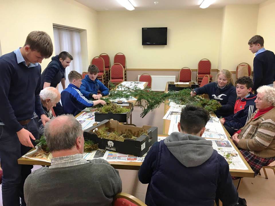 Daltaí ó <a href="/ColGhobnatan/">Coláiste Ghobnatan</a> alongside our Service Users making Christmas Wreaths;díreach in am don Nollaig 🎅#mhuscrai #gaeltacht