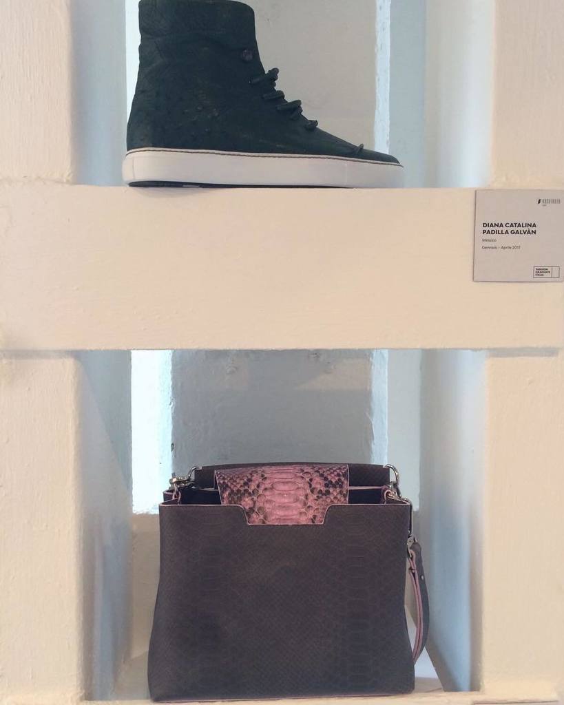 FashionGradIT's tweet photo. “”Scarpe sportive blu SU borsetta pitonata viola”” #dianacatalina #padillagalvan #fashiongraduateitalia #fgi2017 #fashion #talents #fashionevents #fashionschool #staticshow #alwaysupportalents #arsutoriaschool #fashionshoes #shoes #arsutoriashoes #bagar… https://t.co/cVBLG8kICb https://t.co/cGPorVnh2M
