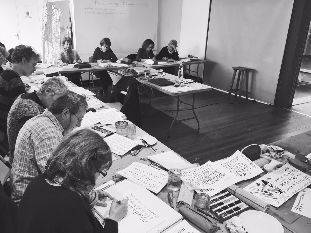 GinaSerret's tweet photo. Silenci absolut aquest matí al Centre d'art Maristany durant la #masterclass de #cal·ligrafia amb #pinzell rodó 🖌
#calligraphy #caligrafia #brushpen #pentelbrush #pincel #workshop #taller #lletres #letras #letters #SantCugat
@centrescultura https://t.co/MJfuIF0e9h