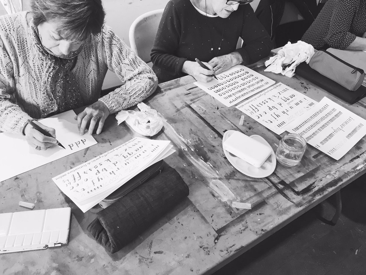 GinaSerret's tweet photo. Silenci absolut aquest matí al Centre d'art Maristany durant la #masterclass de #cal·ligrafia amb #pinzell rodó 🖌
#calligraphy #caligrafia #brushpen #pentelbrush #pincel #workshop #taller #lletres #letras #letters #SantCugat
@centrescultura https://t.co/MJfuIF0e9h