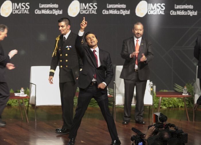 sofffiaaa's tweet photo. ¿Quién está emocionado de que ya casi deja de ser Presidente? https://t.co/VvGEeTEPss