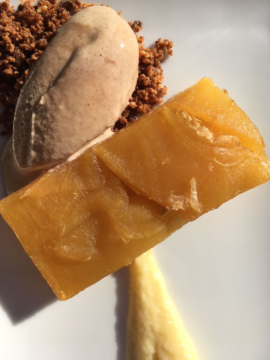 ¿Sabéis cuál es la historia de la #TartaTatin? Dicen que, por accidente, se les habían pasado las manzanas, así que decidieron esconderlas debajo de la masa y luego darle la vuelta. ¡Tachán! 

📷 | Tarta Tatin... Más "deconstruida" que la original 😅

#friendsyfood #restaurante