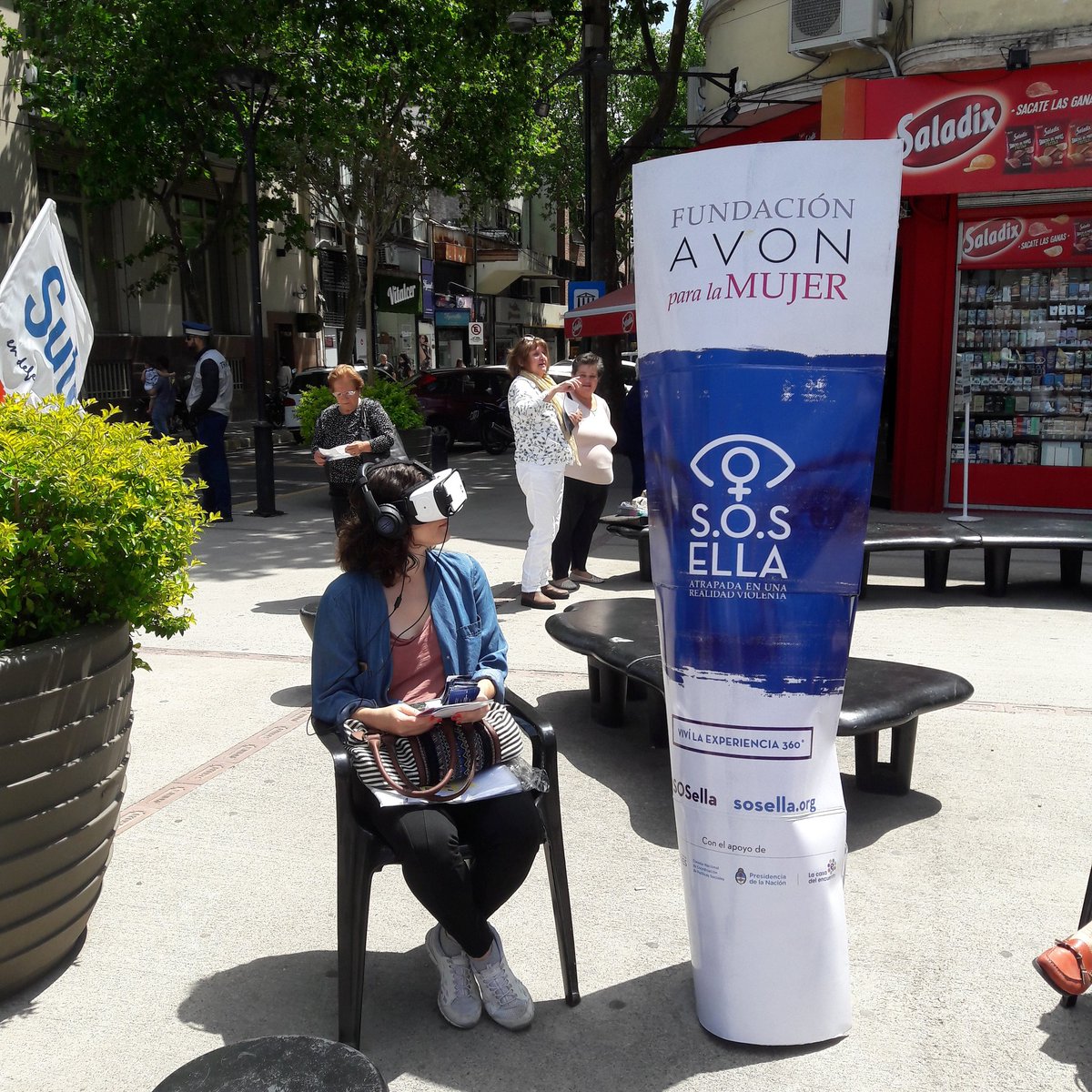 FundacionAvon's tweet photo. Excelente mañana de Concientizacion junto a la Dirección de la Mujer de @SanIsidroGob sobre #ViolenciadeGenero #AlzalaVoz #SOSElla https://t.co/dqWYWUxNum