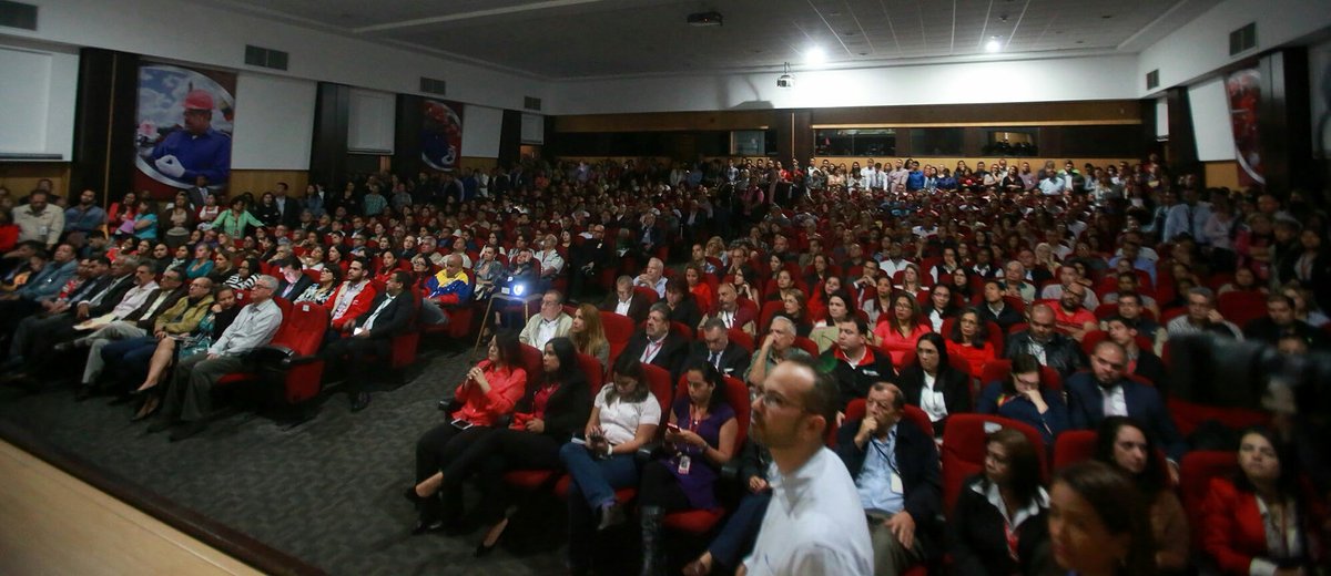 La fuerza trabajadora de <a href="/PDVSA/">PDVSA</a> le da la bienvenida a <a href="/MQuevedoF/">Manuel Quevedo</a> en su nueva responsabilidad para dirigir nuestra industria petrolera. Cuente con el compromiso de las petroleras y los petroleros