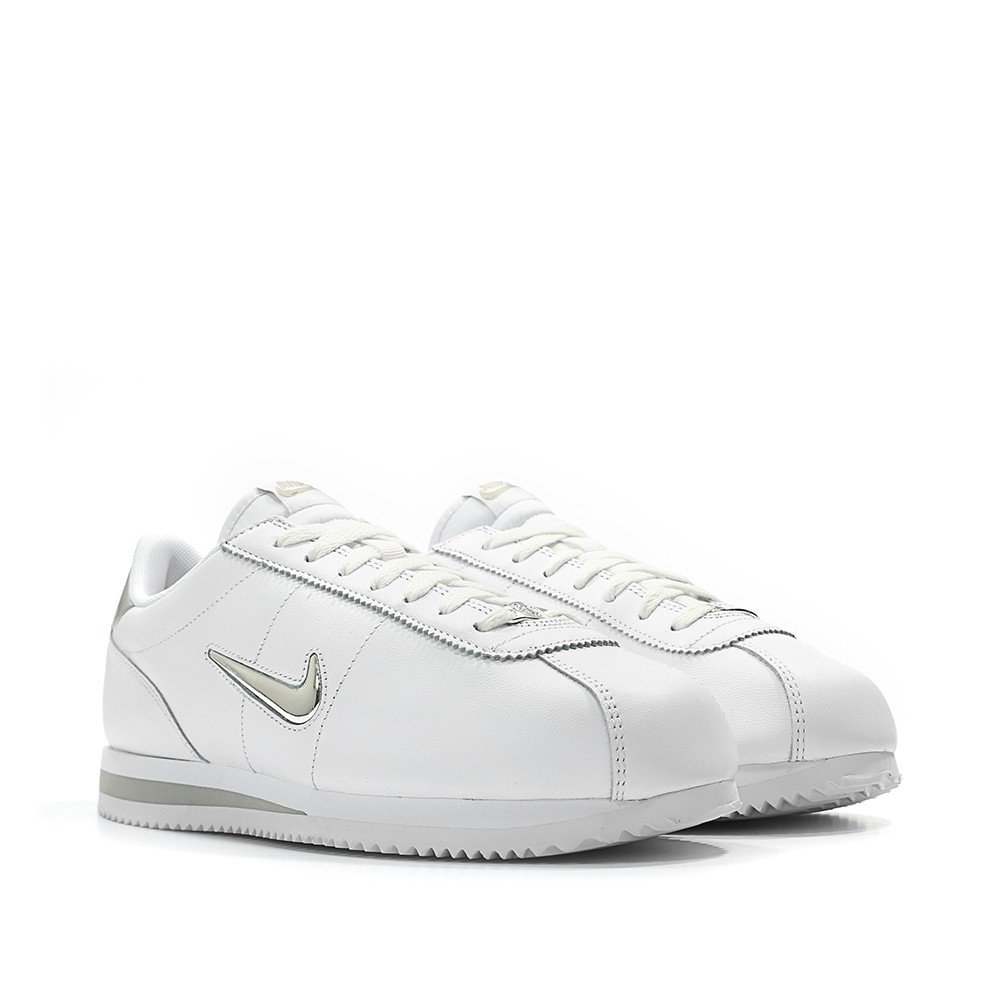 feetzi's tweet photo. 👉 #christmasgift : Nike Cortez Basic Jewel White - For less than 50€ on our partners shops
https://t.co/RPjwWlJSUR
#less50 https://t.co/kGZHNdnywm