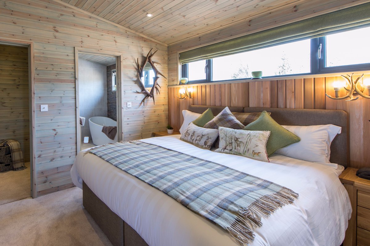 PoolsAshlea's tweet photo. #lodgesavailable #christmasbreak #hottub #luxuary #christmasinshropshire #Christmas2017 #holiday #familytime #christmastree #decorations #callforaquote #calltoday https://t.co/cXAv5Pttla