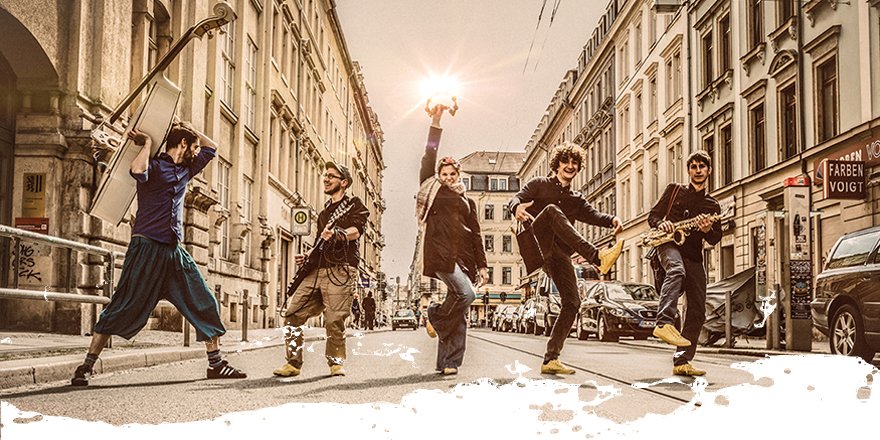 OffbeatCoop's tweet photo. Moin moin @highfieldfstvl! Wir spielen, touren, veröffentlichen Platten (#ESCAPADEN <-- geiler Shit! Check it on Spotify: https://t.co/q9nuNtNK60). Jetzt müsst Ihr uns nur noch finden! Dieser Tweet ist ein ganz heißer Tipp! Kontakt: offbeatcooperative.de #VomZaunspfahlErschlagen https://t.co/vQkmepGTsz