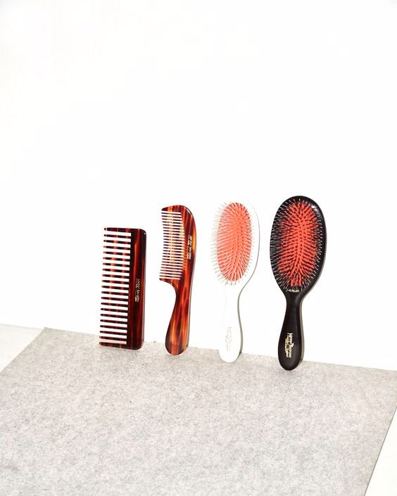 CliniqueCheveux's tweet photo. Koop je borstels, kammen en haar-accessoires bij je kapper om zeker te zijn van kwaliteitsvolle producten! #hair https://t.co/yHbtJjQOkQ