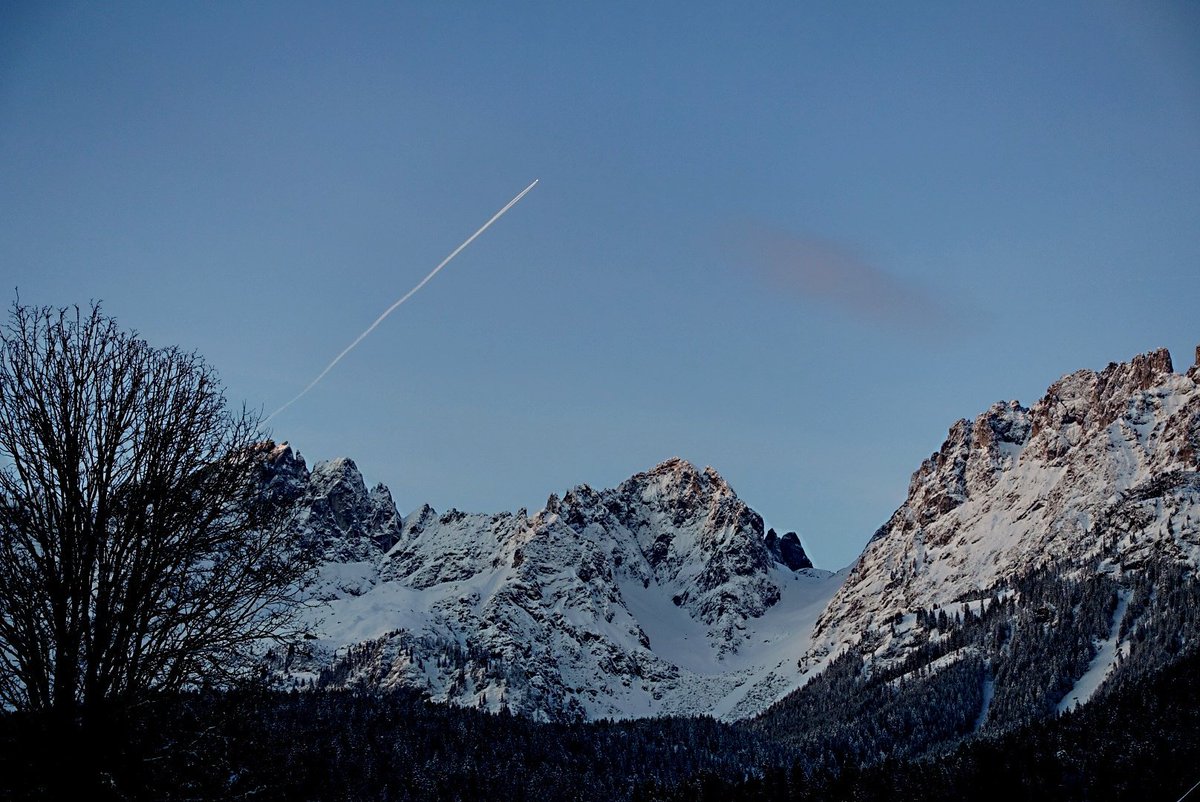 curlysusiw's tweet photo. Second star to the right and straight on 'til morning. 🌠🌟⭐#wilderkaiser #tirol #secondhome #mountains #nature #landscape #sky #winter #wintertime #winteriscoming #snow #seasons #disney #pererpan #star #fallingstar #skiing #freshsnow #snowing #coldday #winterwonderland https://t.co/iKZk9pPNFV