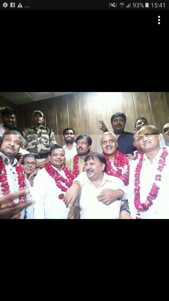 rajuyadavmla's tweet image. ये लोग सपा सांसद के बहीनोई कोन सी पार्टी में है bjp या सपा pic में सारे भाजपाई है cm अखलेश की फ़ोटो उतर गई इस सपाई घर से