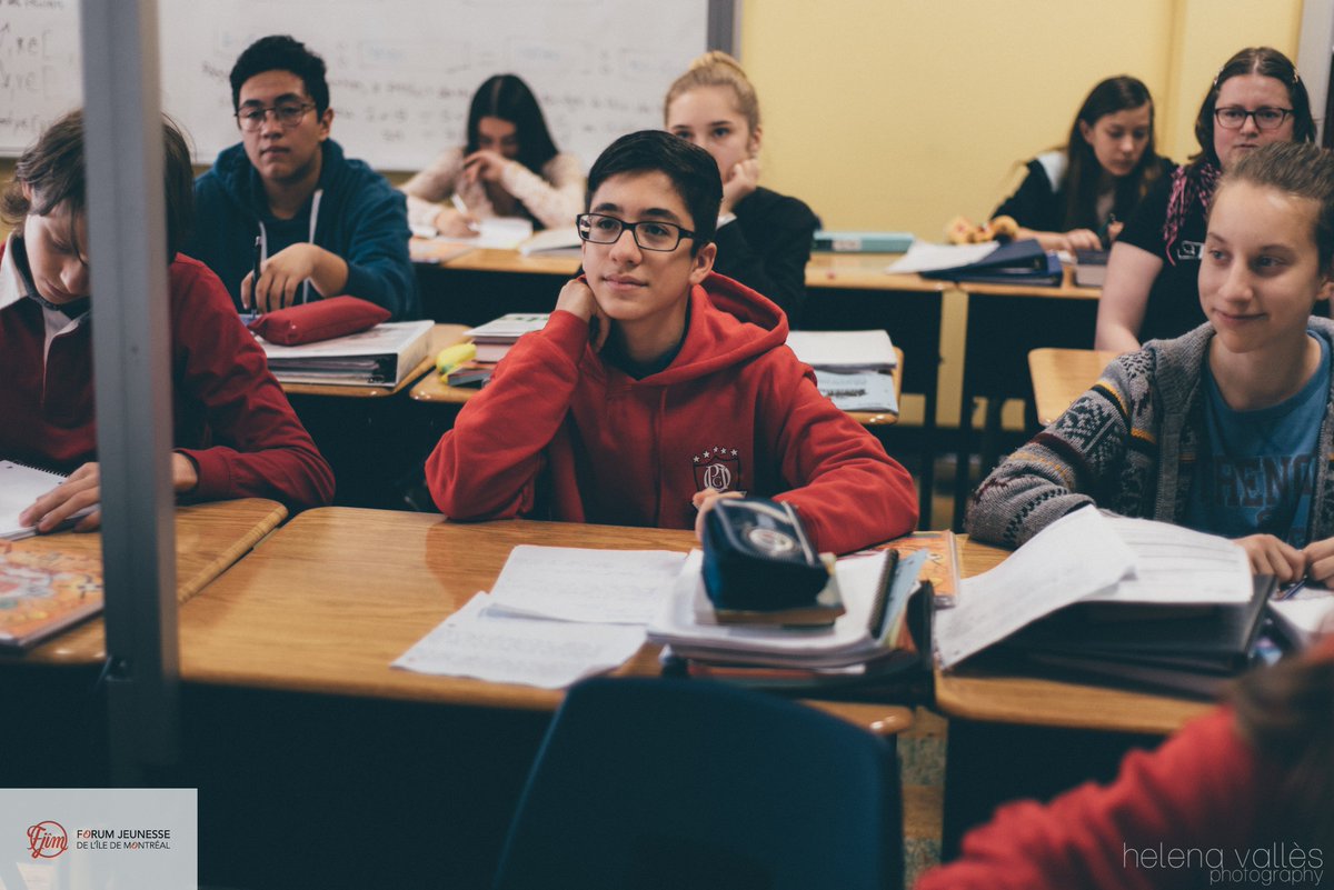 PASSONS À L’ACTION ! une initiative du <a href="/_FJIM_/">Forum Jeunesse de l'Île Montréal</a> suite à #Jeunesse375Mtl | Ateliers de poésie et d'art mural organisés par Mustafa (13 ans) dans 4 classes d'accueil de l'école Paul Gérin Lajoie d'Outremont pour après créer une murale. Album 📷:  tinyurl.com/yb9autkq