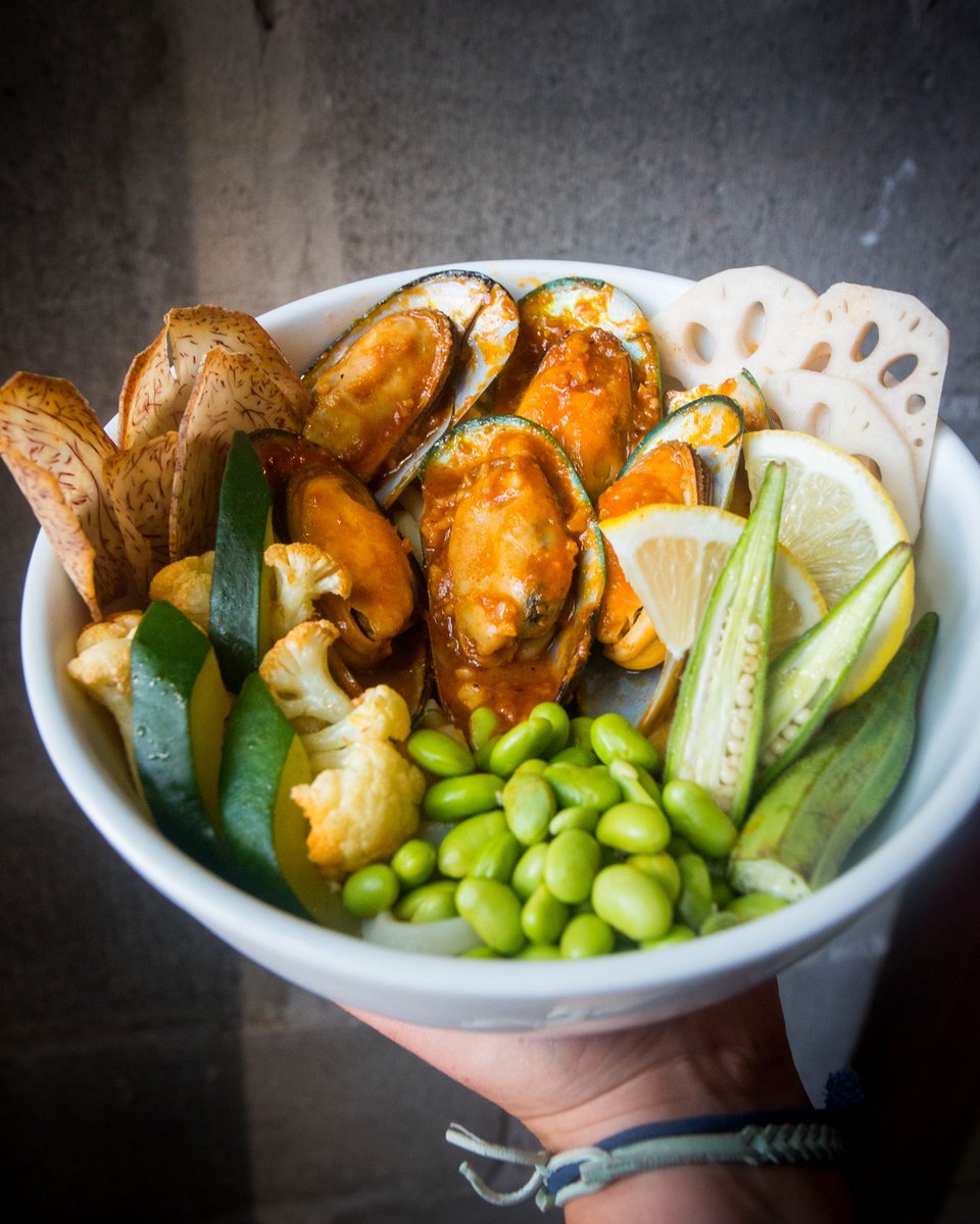 Feeling like you may have over ate this weekend? Start your weekend off with a mean, green #HoolyBowl! Healthy has never tasted so good! 

#HamOnt #MondayMotivation #Downtown