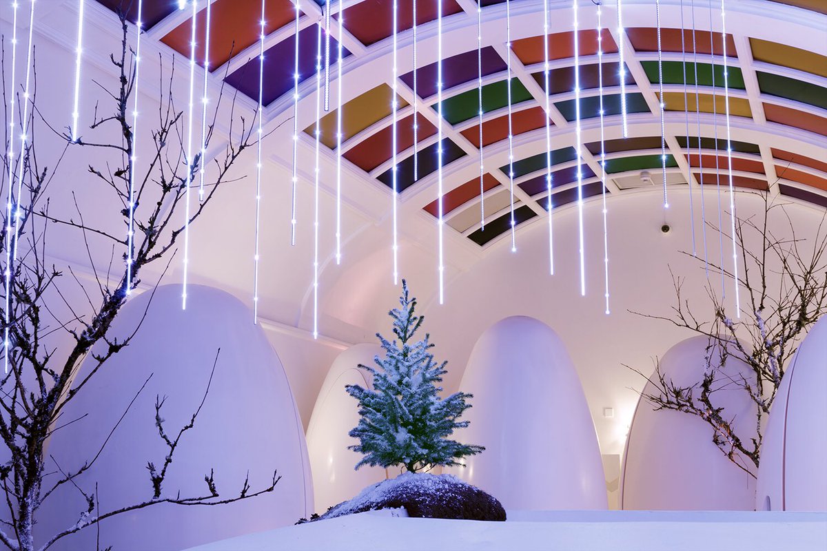 The pods are experiencing a change in weather this season… 🌨🥚
“In the Rain”, by Yuki Anai, is an LED installation which oscillates between drama and tranquillity, inspired by nature...
Curated by @kineticamuseum
Winter scene by <a href="/Carlyandflowers/">Carly Rogers Flowers</a>  #Christmas #EATMUSICDRINKART