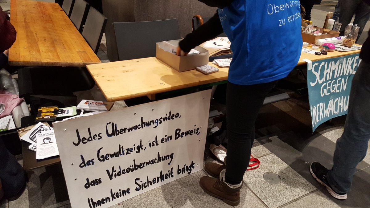 nikschrader's tweet image. Schon viele Leute am #Südkreuz, um gegen die #Gesichtserkennung zu protestieren. Die @DB_Info hat was gegen die Infotische und lässt sie abbauen. #Endstation