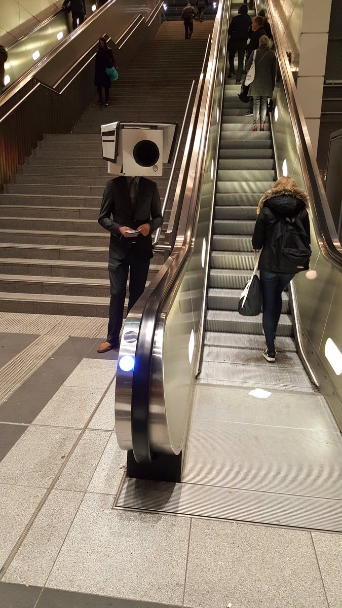 nikschrader's tweet image. Schon viele Leute am #Südkreuz, um gegen die #Gesichtserkennung zu protestieren. Die @DB_Info hat was gegen die Infotische und lässt sie abbauen. #Endstation