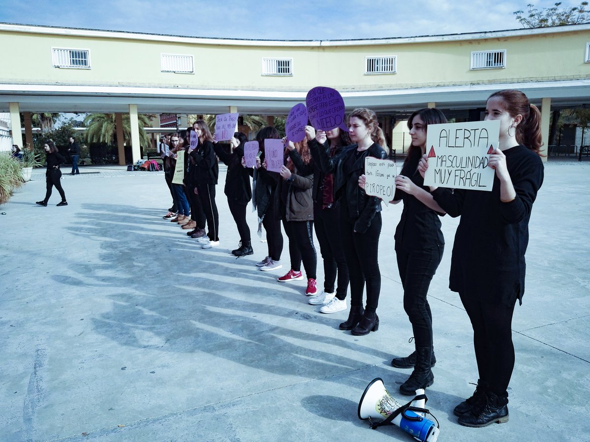 CafeministaUPO's tweet photo. Hoy hemos denunciado que el acoso callejero es una forma de violencia machista. La cultura de la violación forma parte de nuestra cotidianeidad.

✖ ¡Que ocupemos el espacio público no significa que nuestro cuerpo lo sea! ✖ https://t.co/7F1lOUeo9v