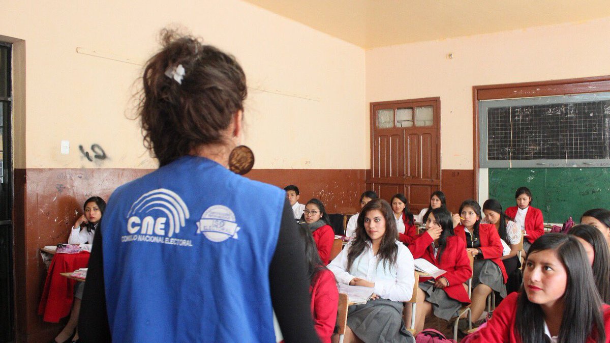cnebolivar's tweet photo. Identidad Nacional y Sudamericana se imparte a estudiantes de la UE Ángel Polibio Chávez como parte del #ABCDemocraciaEC https://t.co/3mA4HXZ1AJ