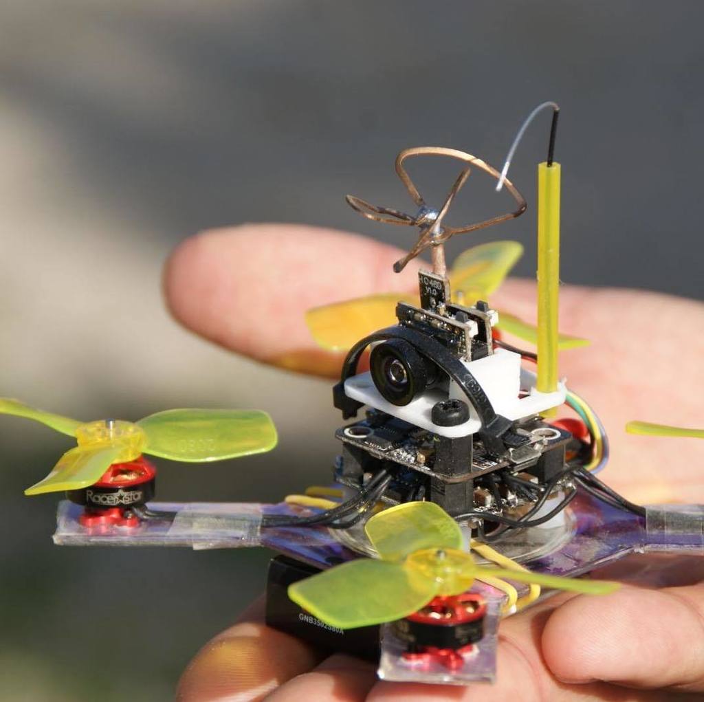 deDronesFPV's tweet photo. Hoy tenemos fotón de @gaviews !! El dron 💿 en todo su explendor!! Link en la bio!! #dedrones #dronevlog #droneracer #dronestagram #cdron #droncd #dronesraros https://t.co/AmvP6owg38 https://t.co/zEftP3iaBB