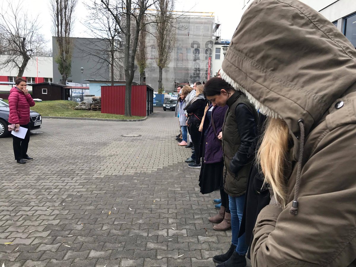FundacjaAtalaya's tweet photo. Czasami trzeba się wcielić w rolę nielegalnego emigranta z Mali aby zobaczyć #Różnorodność Czy dostrzegamy innych, zwłaszcza tych, którzy mają gorzej? Dziękujemy za inspirację @mpanekowsianska studia #CSR @KozminskiUni https://t.co/el4DBarZCr