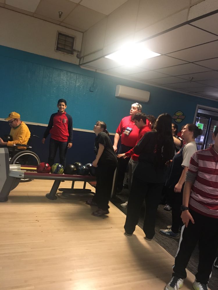 fordsonkeyclub's tweet image. Fordson Key Club was at Vision Lanes cheering on challenged individuals while they bowl! We had a great time cheering them on! Thank you to the Kiwanis Club of Outer Drive for having us and to the professional bowlers who came out and played!