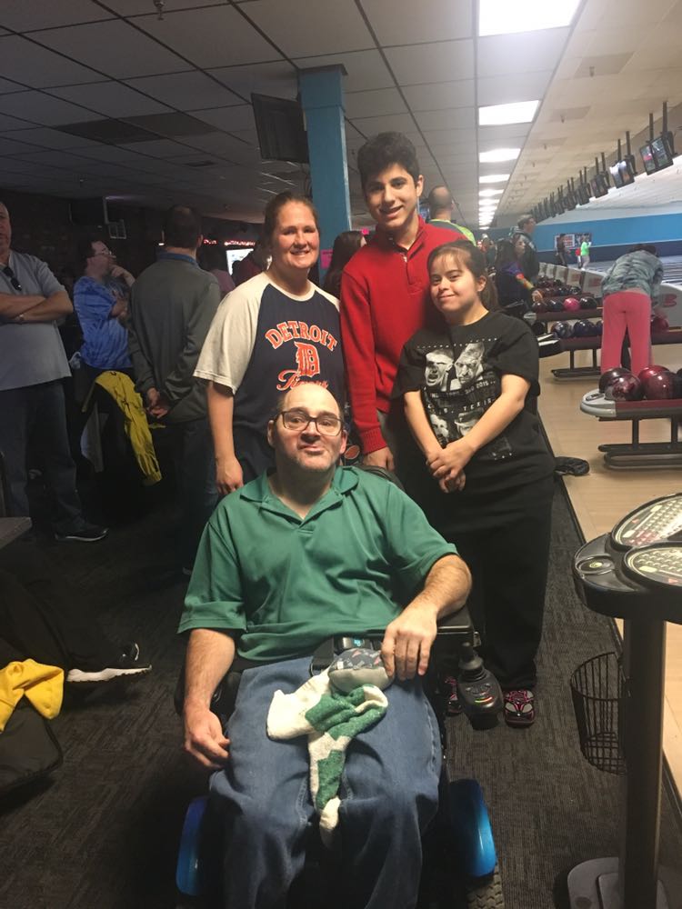 fordsonkeyclub's tweet image. Fordson Key Club was at Vision Lanes cheering on challenged individuals while they bowl! We had a great time cheering them on! Thank you to the Kiwanis Club of Outer Drive for having us and to the professional bowlers who came out and played!