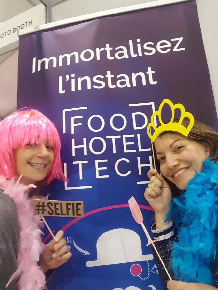 foodhoteltech's tweet photo. L'équipe @FoodHotelTech ne perd pas de temps pour immortaliser l'instant, même lors du montage. Retrouvez demain le #PhotoBooth au stand D9 pour votre #selfie #FHTParis #Salon #FoodHotelTech2017 https://t.co/5R7X7kSZ3Q