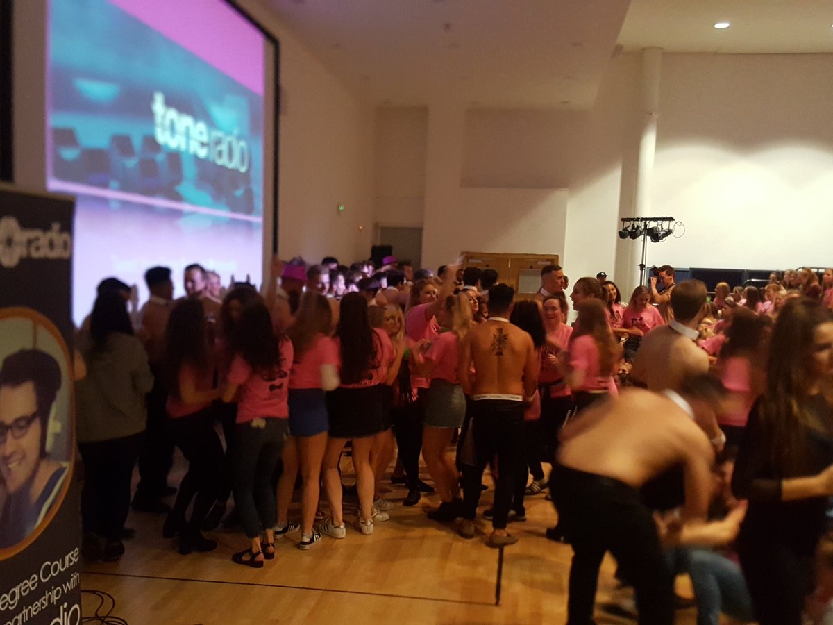toneradio's tweet photo. An impromtu dancing crowd has occured ๐ป๐ป๐ป #TashBash https://t.co/tmDHevfCHt