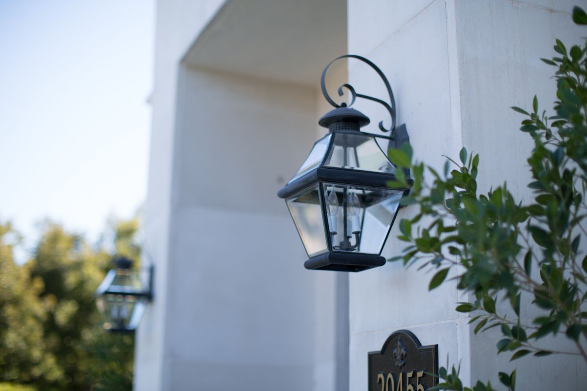 AZ_Lighting's tweet photo. It's all in the details. We have a wide range of outdoor wall lighting that will give your font yard that finishing touch! https://t.co/Kws53PM03C