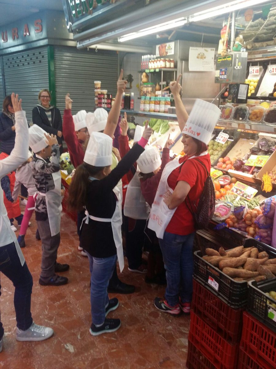 ppmostoles's tweet photo. Con el pequeño comercio apoyando esta estupenda iniciativa de @ACEPAMOSTOLES 
Ultimo día del taller de cocina, @GaleriaGoya . https://t.co/2Z8pG5Db1x